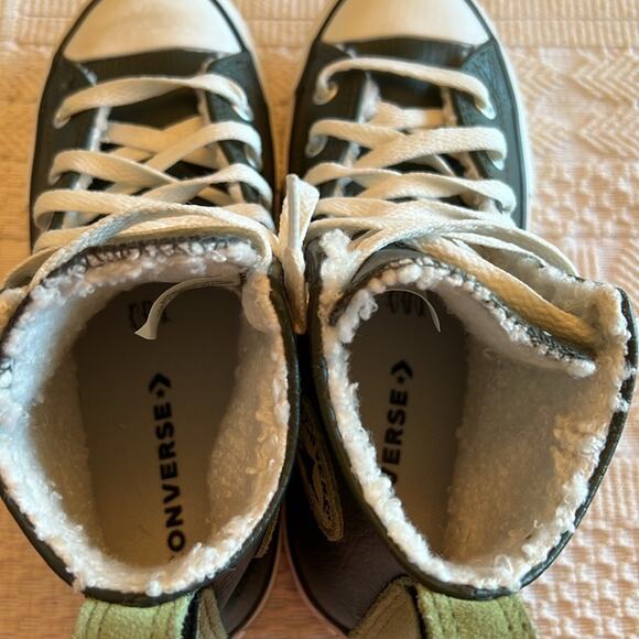 Chuck Taylor Sherpa lined leather youth size 2 - Picture 9 of 10